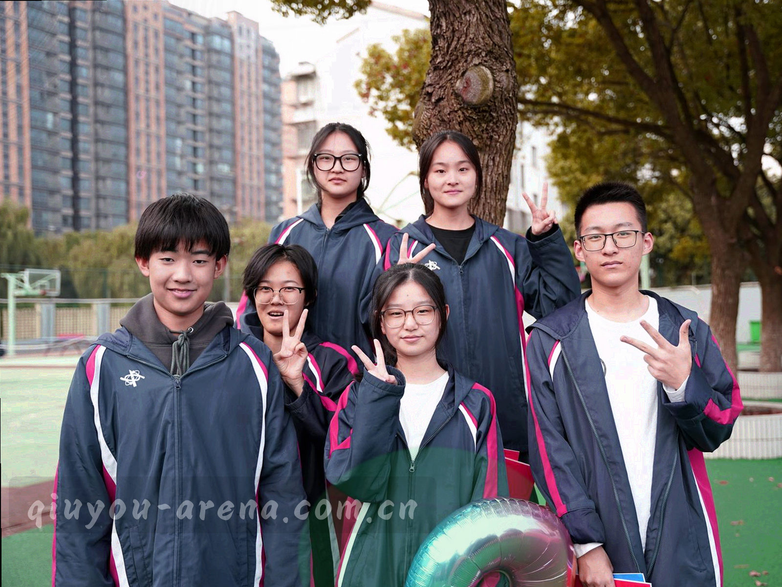深蓝绿色球台俯拍，白色乒乓球拖出弧形运动残影，画面仅有球台边线与落点