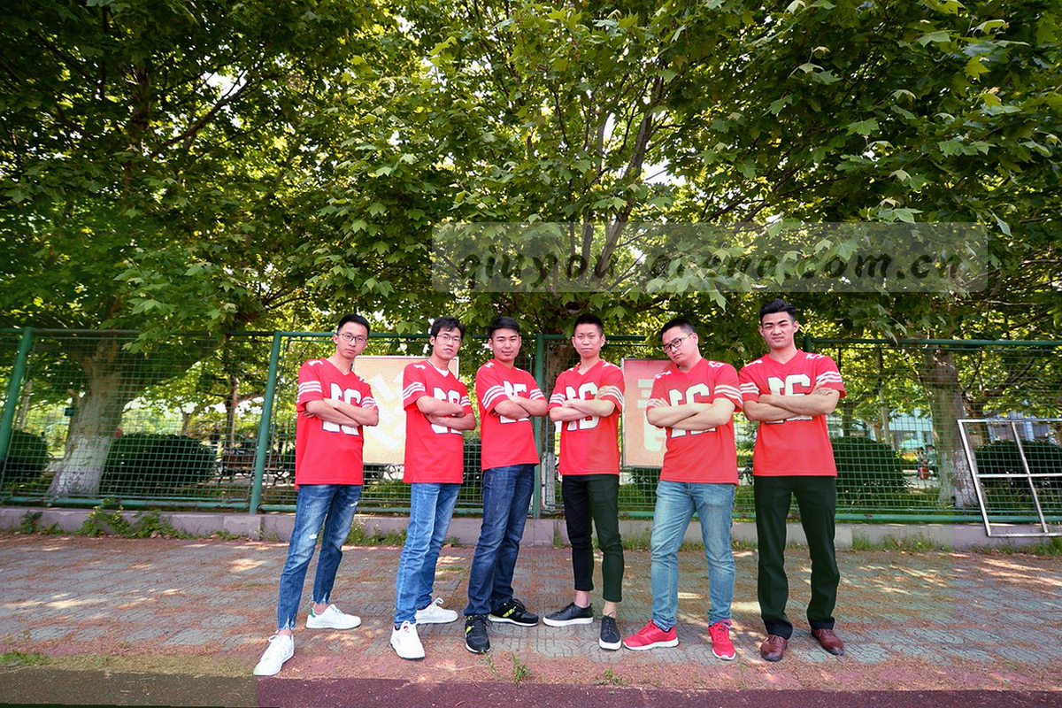 球拍拍面平整度检测工具与样板特写，背景是深色工作台，画面中没有人物